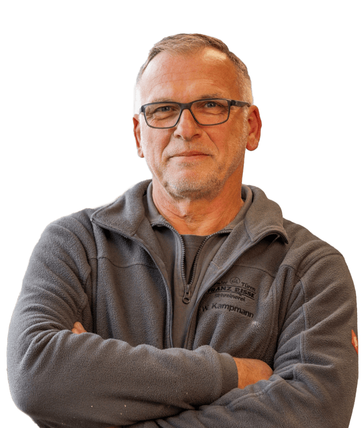 Mann trägt graue Fleecejacke mit Reißverschluss und steht mit verschränkten Armen.