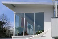 Weißes, modernes Haus von außen.